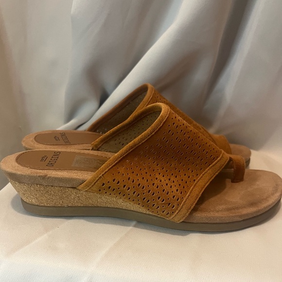 Earth Origins Tan Sandals with Perforated Design - Picture 2 of 7